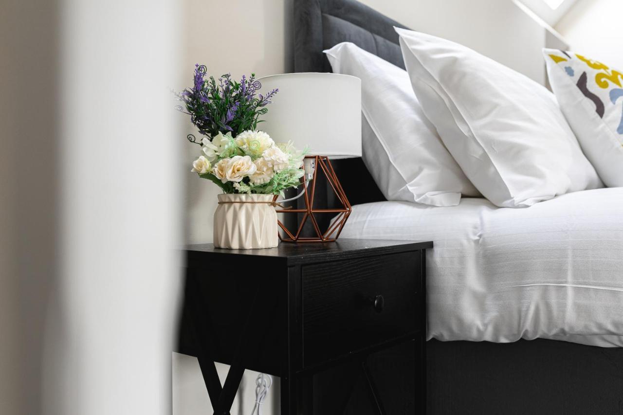 Skyvillion - Cozy Large 4 & 1 Bed Apartments In London Enfield, Mins To Tube Station, Free Wi-Fi Extérieur photo