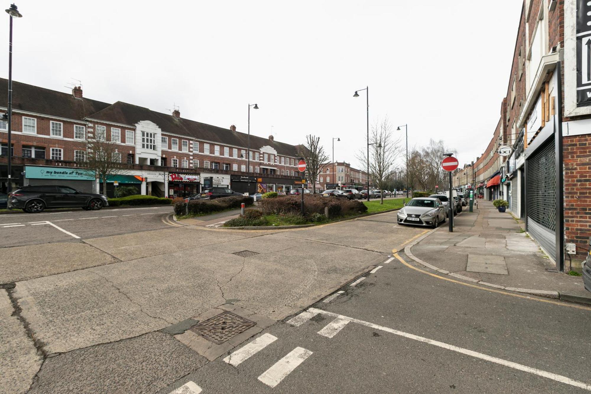Skyvillion - Cozy Large 4 & 1 Bed Apartments In London Enfield, Mins To Tube Station, Free Wi-Fi Extérieur photo